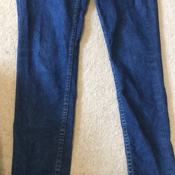 A dark blue jeans - Picture 3 of 4